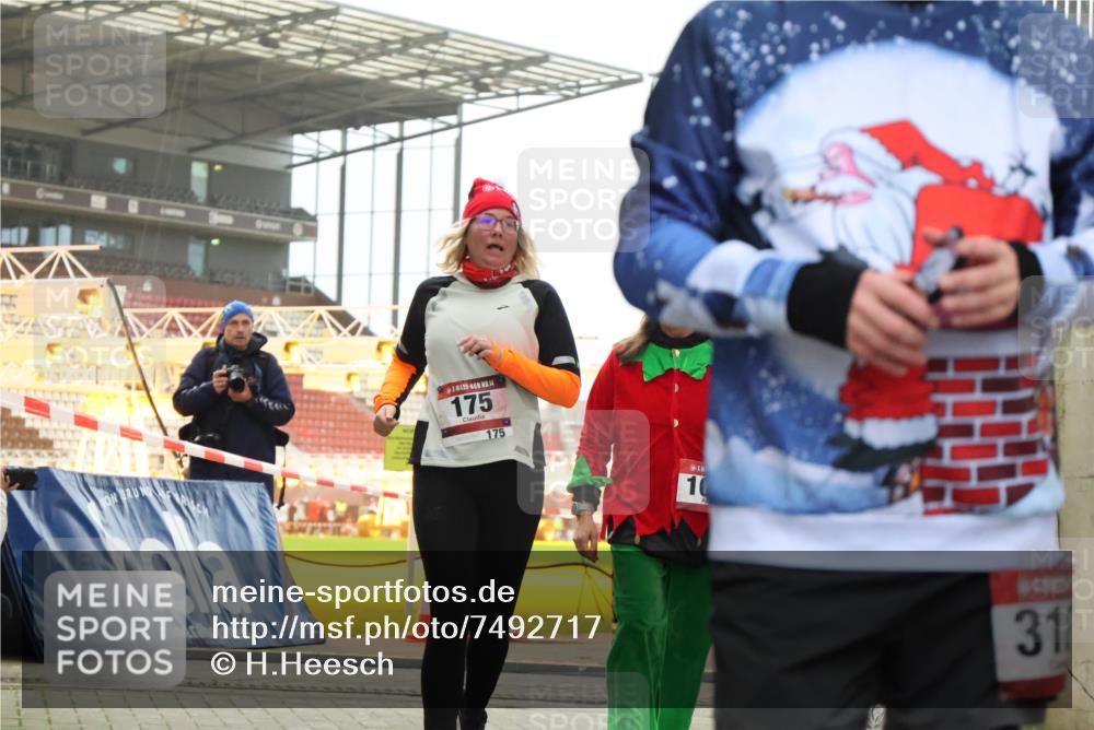 08.12.2024 - St. Pauli X-Mass-Run No. 14 H.Heesch http://msf.ph/oto/7492717 08.12.2024 10:06:17 Ziel 751, 932, 1178, 1243, 1605, 1643, 1650, 2077, 2306, 2308, 2344, 2435, 2603, 2908, 3114, 3115, 3118, 3184, 3302, 65, 175, 1068, 1243, 2474, 3006, 3184 meine-sportfotos.de
