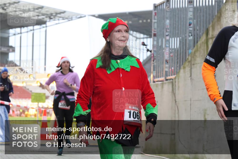 08.12.2024 - St. Pauli X-Mass-Run No. 14 H.Heesch http://msf.ph/oto/7492722 08.12.2024 10:06:20 Ziel 175, 932, 1243, 2077, 2306, 2308, 2344, 2435, 2474, 2603, 2908, 3115, 3118, 3184, 65, 175, 1068, 1232, 2474, 3006 meine-sportfotos.de