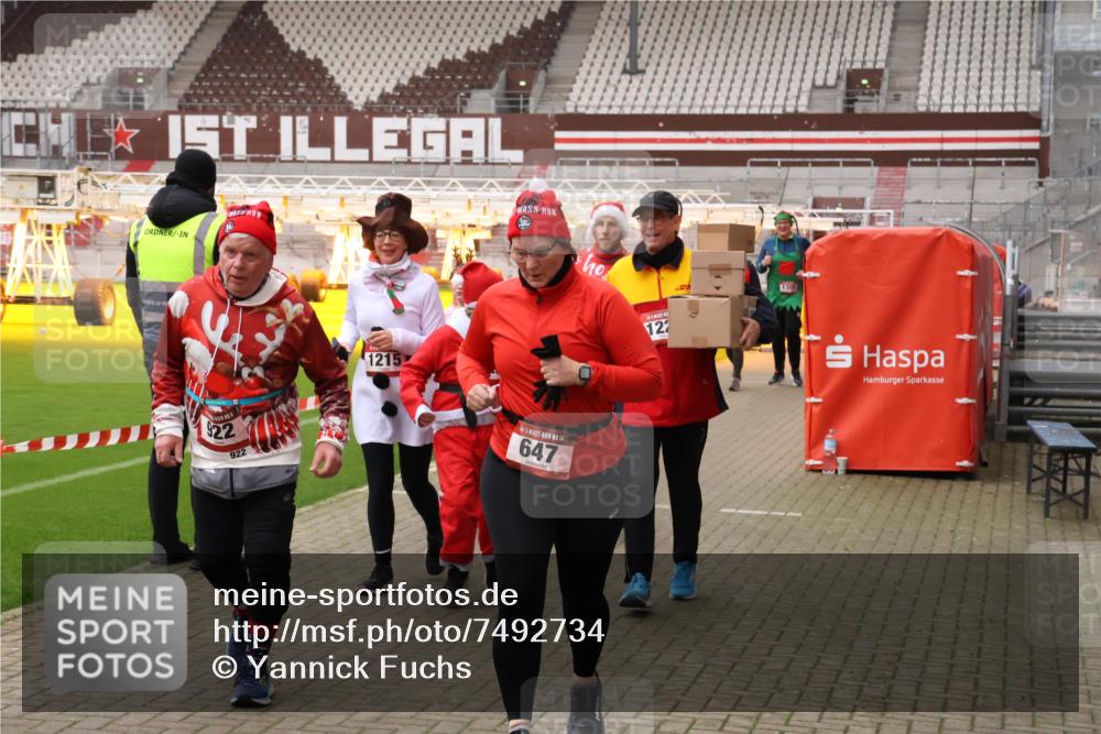 08.12.2024 - St. Pauli X-Mass-Run No. 14 Yannick Fuchs http://msf.ph/oto/7492734 08.12.2024 10:45:25 Ziel 489, 501, 647, 914, 922, 1215, 1217, 1225, 1229, 2649, 2651 meine-sportfotos.de
