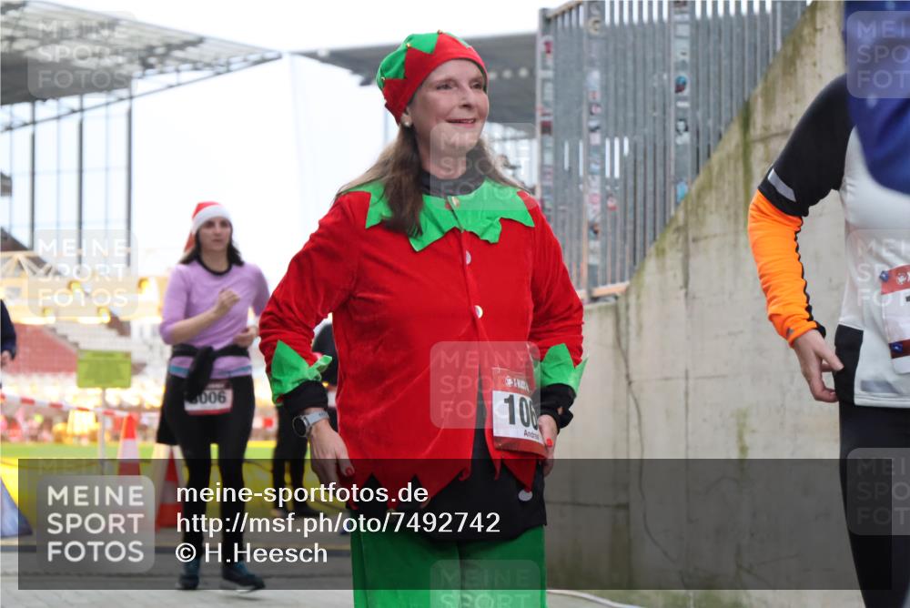 08.12.2024 - St. Pauli X-Mass-Run No. 14 H.Heesch http://msf.ph/oto/7492742 08.12.2024 10:06:21 Ziel 175, 1243, 2306, 2308, 2344, 2435, 2474, 2908, 3115, 3118, 3184, 40, 65, 175, 1068, 1232, 3006 meine-sportfotos.de