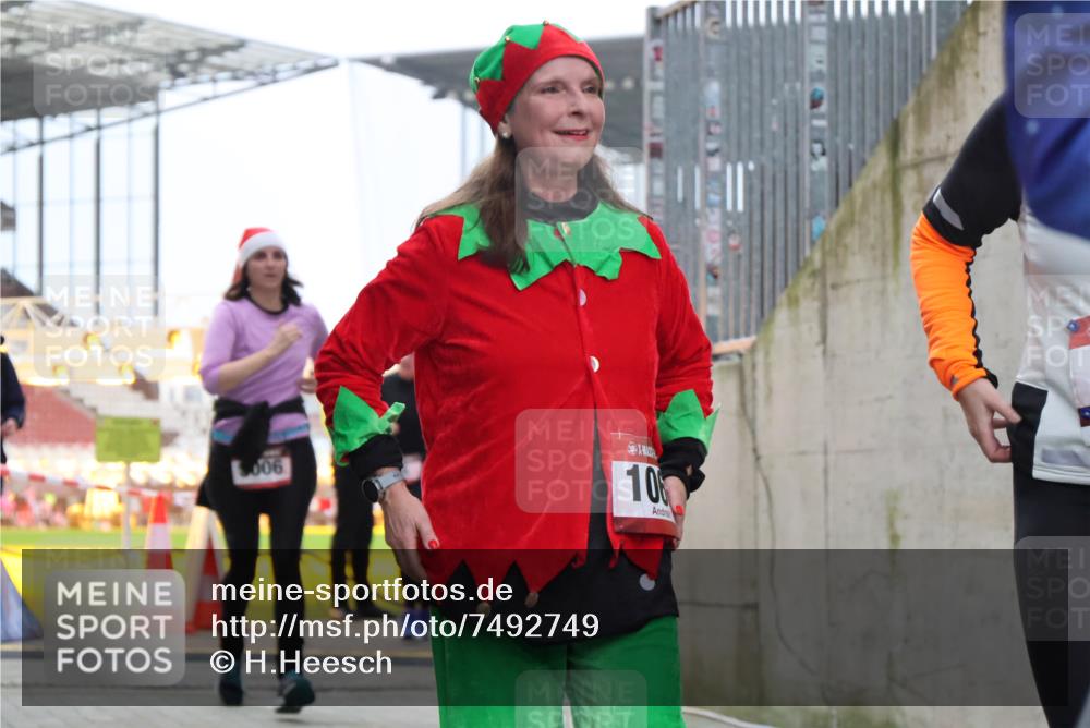 08.12.2024 - St. Pauli X-Mass-Run No. 14 H.Heesch http://msf.ph/oto/7492749 08.12.2024 10:06:21 Ziel 175, 1243, 2306, 2308, 2344, 2435, 2474, 2908, 3115, 3118, 3184, 40, 65, 175, 1068, 1232, 3006 meine-sportfotos.de