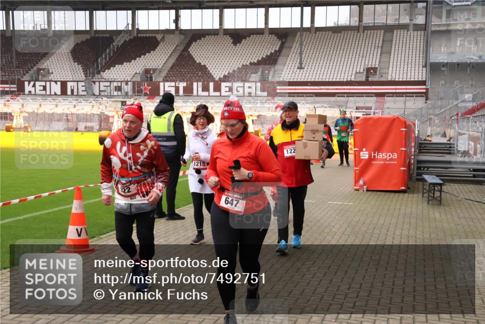 08.12.2024 - St. Pauli X-Mass-Run No. 14 Yannick Fuchs http://msf.ph/oto/7492751 08.12.2024 10:45:26 Ziel 489, 501, 647, 914, 922, 1215, 1217, 1225, 1229, 2649, 2651 meine-sportfotos.de