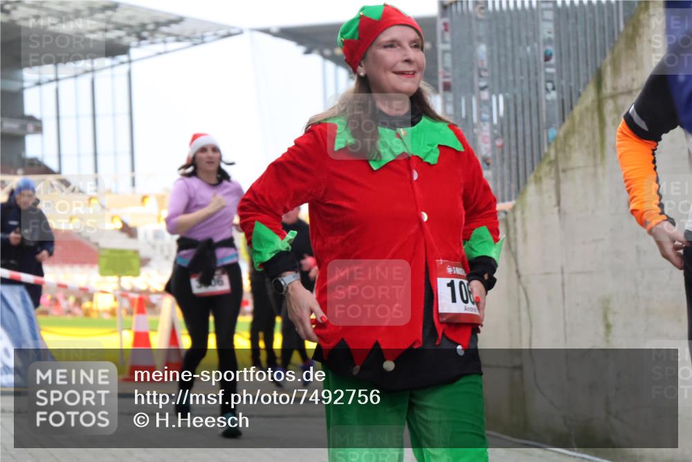 08.12.2024 - St. Pauli X-Mass-Run No. 14 H.Heesch http://msf.ph/oto/7492756 08.12.2024 10:06:21 Ziel 175, 1243, 2306, 2308, 2344, 2435, 2474, 2908, 3115, 3118, 3184, 40, 65, 175, 1068, 1232, 3006 meine-sportfotos.de