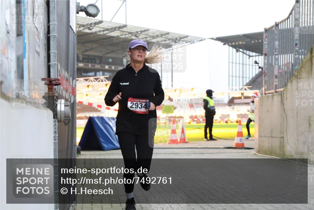 08.12.2024 - St. Pauli X-Mass-Run No. 14 H.Heesch http://msf.ph/oto/7492761 08.12.2024 09:58:26 Ziel 510, 1532, 1789, 2934, 2943, 2944, 3092, 3171, 1075, 1080, 1396, 1397, 2872, 2934, 2943, 2944 meine-sportfotos.de