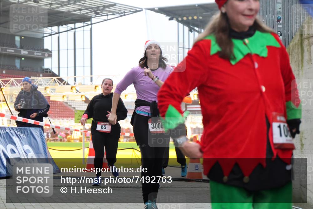 08.12.2024 - St. Pauli X-Mass-Run No. 14 H.Heesch http://msf.ph/oto/7492763 08.12.2024 10:06:22 Ziel 175, 1068, 1243, 2306, 2308, 2344, 2474, 3115, 3118, 3184, 40, 65, 175, 1068, 1232, 3006 meine-sportfotos.de
