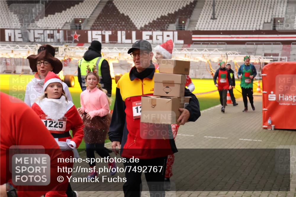 08.12.2024 - St. Pauli X-Mass-Run No. 14 Yannick Fuchs http://msf.ph/oto/7492767 08.12.2024 10:45:27 Ziel 489, 501, 647, 914, 922, 1215, 1217, 1225, 1229, 2649, 2651 meine-sportfotos.de