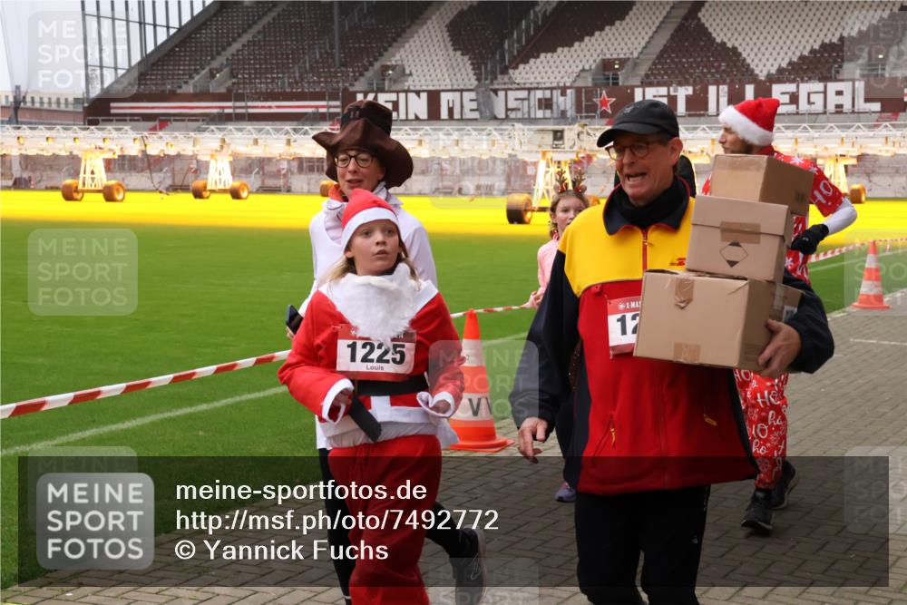 08.12.2024 - St. Pauli X-Mass-Run No. 14 Yannick Fuchs http://msf.ph/oto/7492772 08.12.2024 10:45:28 Ziel 489, 501, 647, 914, 922, 1215, 1217, 1225, 1229, 1307, 2649, 2651 meine-sportfotos.de
