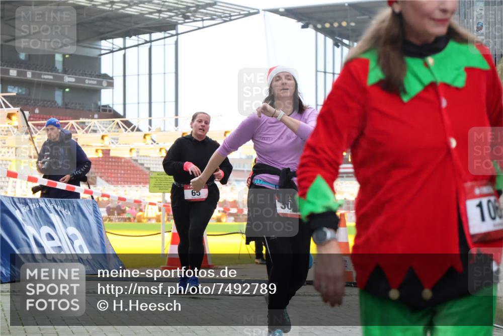 08.12.2024 - St. Pauli X-Mass-Run No. 14 H.Heesch http://msf.ph/oto/7492789 08.12.2024 10:06:22 Ziel 175, 1068, 1243, 2306, 2308, 2344, 2474, 3115, 3118, 3184, 40, 65, 175, 1068, 1232, 3006 meine-sportfotos.de