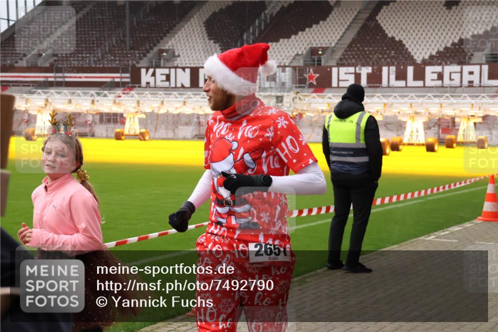 08.12.2024 - St. Pauli X-Mass-Run No. 14 Yannick Fuchs http://msf.ph/oto/7492790 08.12.2024 10:45:29 Ziel 489, 501, 647, 914, 922, 1215, 1217, 1225, 1229, 1307, 2649, 2651 meine-sportfotos.de