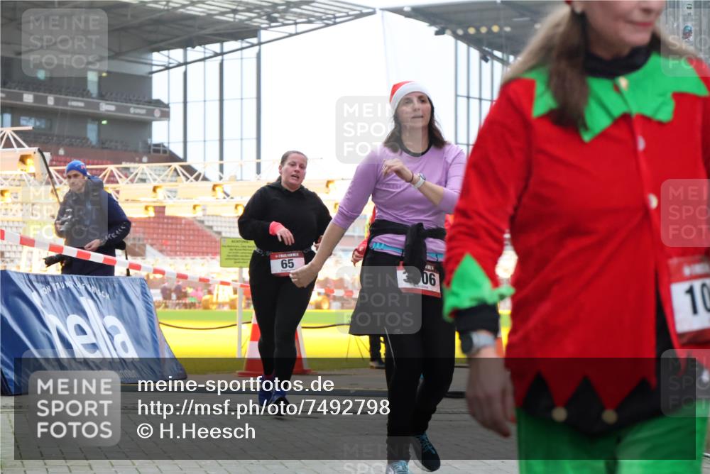 08.12.2024 - St. Pauli X-Mass-Run No. 14 H.Heesch http://msf.ph/oto/7492798 08.12.2024 10:06:22 Ziel 175, 1068, 1243, 2306, 2308, 2344, 2474, 3115, 3118, 3184, 40, 65, 175, 1068, 1232, 3006 meine-sportfotos.de