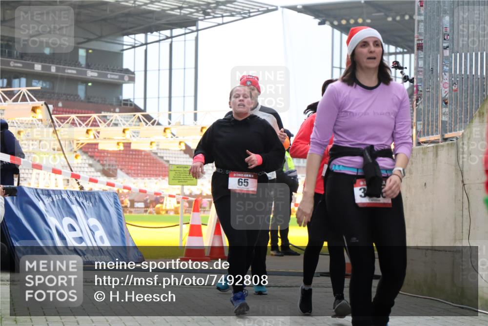 08.12.2024 - St. Pauli X-Mass-Run No. 14 H.Heesch http://msf.ph/oto/7492808 08.12.2024 10:06:23 Ziel 175, 1068, 1243, 2474, 3115, 3118, 3184, 40, 65, 1068, 1232, 3006 meine-sportfotos.de