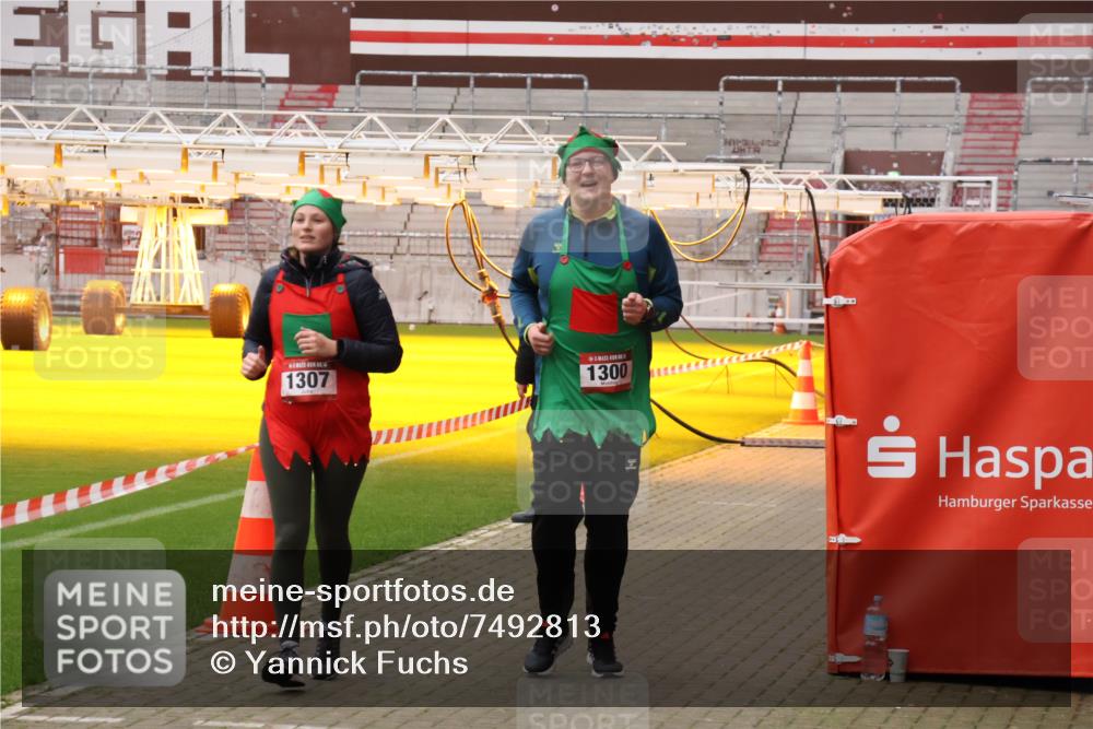 08.12.2024 - St. Pauli X-Mass-Run No. 14 Yannick Fuchs http://msf.ph/oto/7492813 08.12.2024 10:45:31 Ziel 489, 501, 647, 914, 922, 1215, 1225, 1229, 1300, 1307, 2649, 2651 meine-sportfotos.de