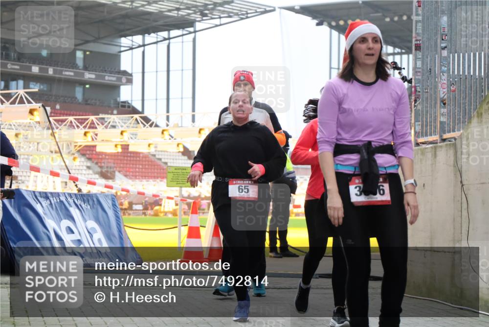 08.12.2024 - St. Pauli X-Mass-Run No. 14 H.Heesch http://msf.ph/oto/7492814 08.12.2024 10:06:23 Ziel 175, 1068, 1243, 2474, 3115, 3118, 3184, 40, 65, 1068, 1232, 3006 meine-sportfotos.de