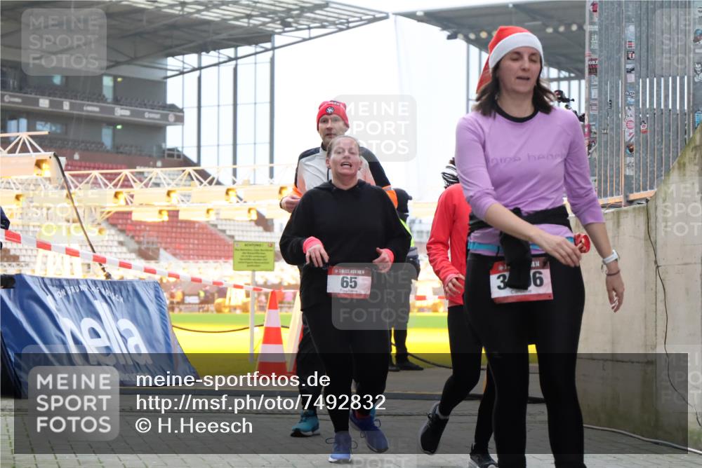 08.12.2024 - St. Pauli X-Mass-Run No. 14 H.Heesch http://msf.ph/oto/7492832 08.12.2024 10:06:23 Ziel 175, 1068, 1243, 2474, 3115, 3118, 3184, 40, 65, 1068, 1232, 3006 meine-sportfotos.de