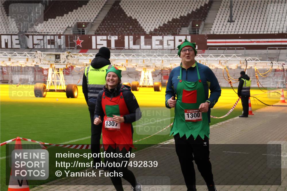 08.12.2024 - St. Pauli X-Mass-Run No. 14 Yannick Fuchs http://msf.ph/oto/7492839 08.12.2024 10:45:35 Ziel 647, 922, 1215, 1225, 1229, 1300, 1307, 2649, 2651 meine-sportfotos.de