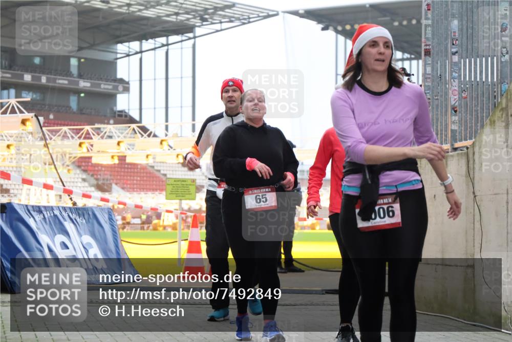 08.12.2024 - St. Pauli X-Mass-Run No. 14 H.Heesch http://msf.ph/oto/7492849 08.12.2024 10:06:24 Ziel 175, 1068, 1243, 2474, 3115, 3118, 3184, 40, 65, 1068, 1232, 3006 meine-sportfotos.de
