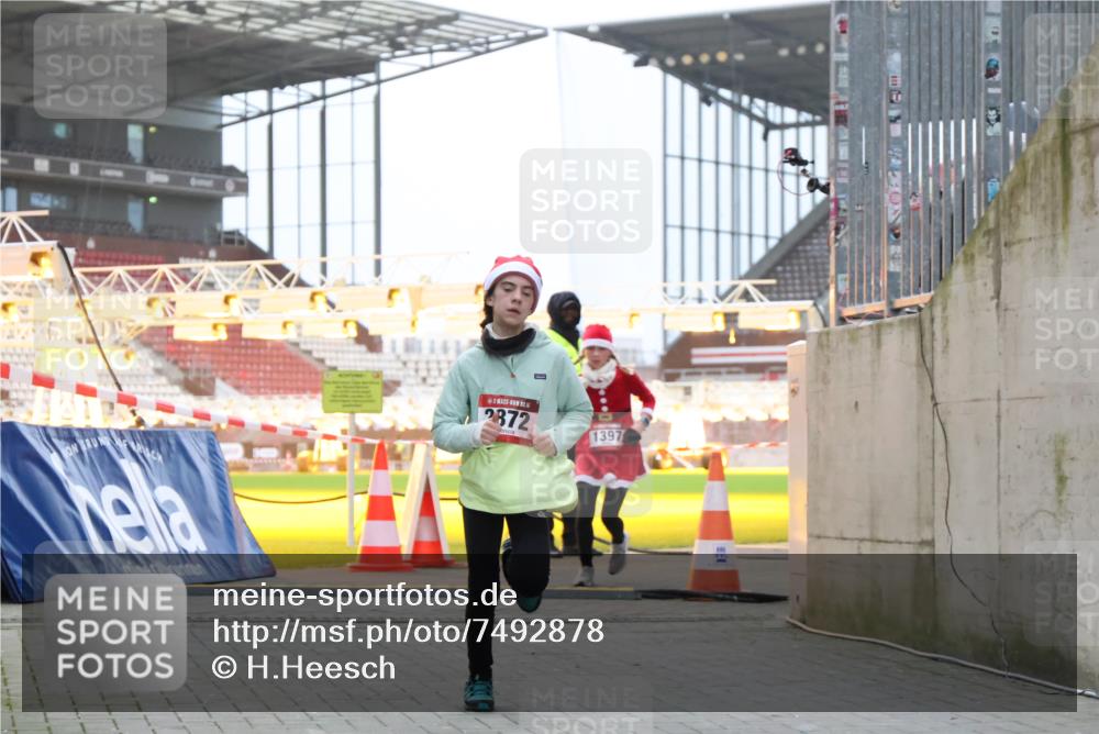 08.12.2024 - St. Pauli X-Mass-Run No. 14 H.Heesch http://msf.ph/oto/7492878 08.12.2024 09:58:29 Ziel 1532, 1789, 2872, 2934, 2943, 2944, 3092, 3171, 55, 1075, 1080, 1396, 1397, 2872 meine-sportfotos.de