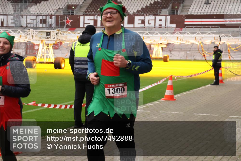 08.12.2024 - St. Pauli X-Mass-Run No. 14 Yannick Fuchs http://msf.ph/oto/7492888 08.12.2024 10:45:36 Ziel 647, 922, 1215, 1225, 1229, 1300, 1307, 2649, 2651 meine-sportfotos.de
