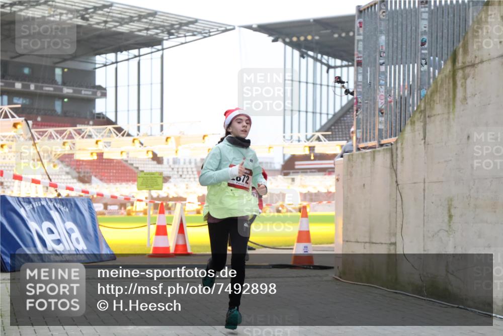 08.12.2024 - St. Pauli X-Mass-Run No. 14 H.Heesch http://msf.ph/oto/7492898 08.12.2024 09:58:29 Ziel 1532, 1789, 2872, 2934, 2943, 2944, 3092, 3171, 55, 1075, 1080, 1396, 1397, 2872 meine-sportfotos.de