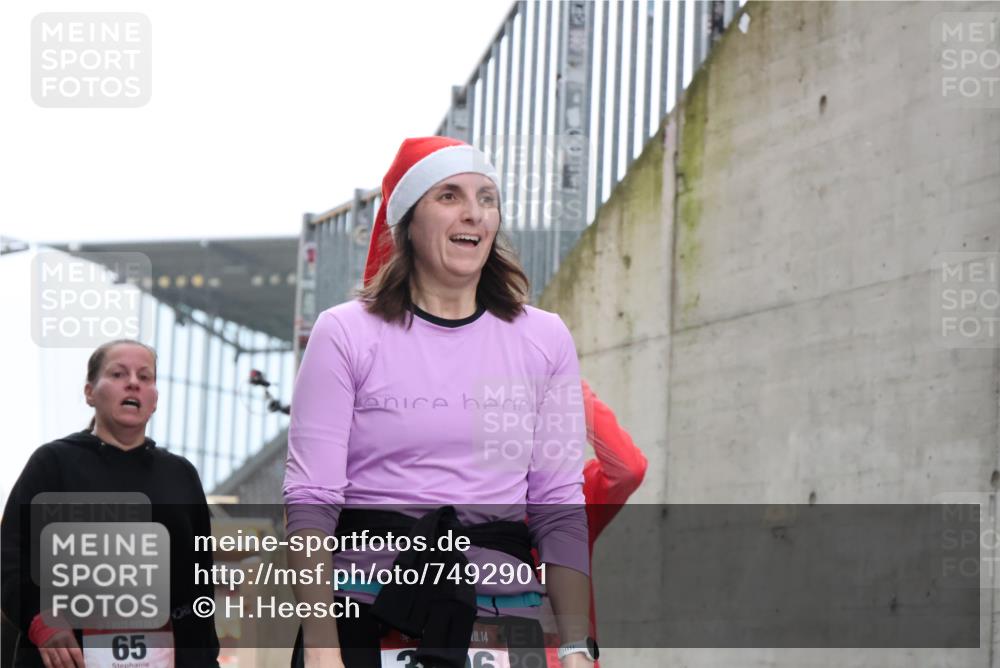 08.12.2024 - St. Pauli X-Mass-Run No. 14 H.Heesch http://msf.ph/oto/7492901 08.12.2024 10:06:26 Ziel 65, 175, 1068, 1243, 2474, 3006, 3115, 3184, 40, 65, 1013, 1016, 1232, 1563, 3006 meine-sportfotos.de