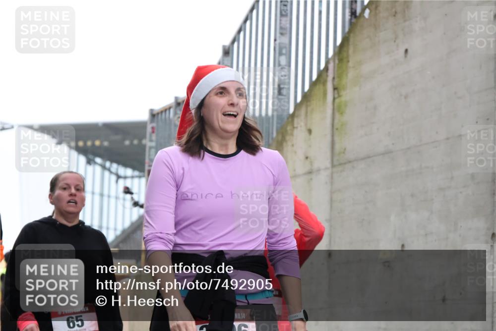 08.12.2024 - St. Pauli X-Mass-Run No. 14 H.Heesch http://msf.ph/oto/7492905 08.12.2024 10:06:26 Ziel 65, 175, 1068, 1243, 2474, 3006, 3115, 3184, 40, 65, 1013, 1016, 1232, 1563, 3006 meine-sportfotos.de