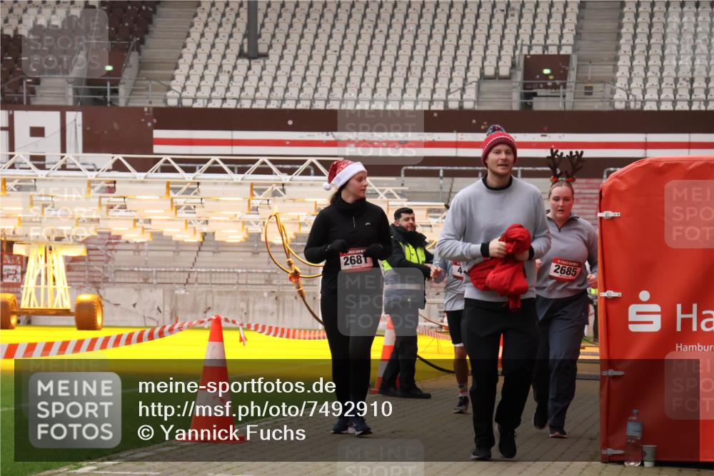 08.12.2024 - St. Pauli X-Mass-Run No. 14 Yannick Fuchs http://msf.ph/oto/7492910 08.12.2024 10:49:42 Ziel 450, 2681, 2684, 2685 meine-sportfotos.de