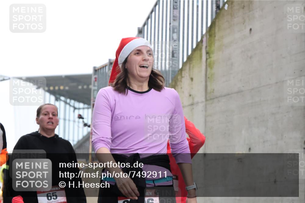 08.12.2024 - St. Pauli X-Mass-Run No. 14 H.Heesch http://msf.ph/oto/7492911 08.12.2024 10:06:26 Ziel 65, 175, 1068, 1243, 2474, 3006, 3115, 3184, 40, 65, 1013, 1016, 1232, 1563, 3006 meine-sportfotos.de