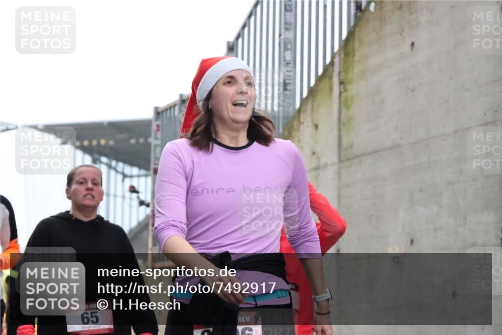 08.12.2024 - St. Pauli X-Mass-Run No. 14 H.Heesch http://msf.ph/oto/7492917 08.12.2024 10:06:26 Ziel 65, 175, 1068, 1243, 2474, 3006, 3115, 3184, 40, 65, 1013, 1016, 1232, 1563, 3006 meine-sportfotos.de