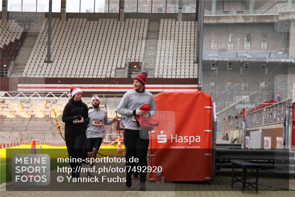 08.12.2024 - St. Pauli X-Mass-Run No. 14 Yannick Fuchs http://msf.ph/oto/7492920 08.12.2024 10:49:43 Ziel 450, 2681, 2684, 2685 meine-sportfotos.de