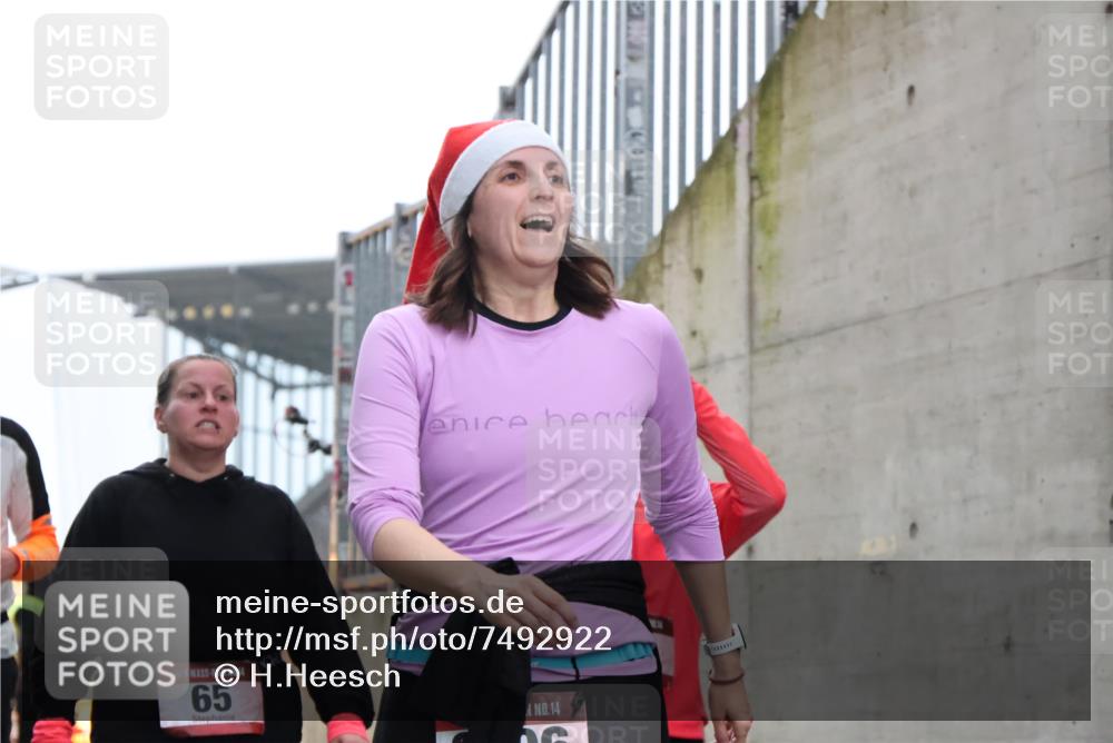 08.12.2024 - St. Pauli X-Mass-Run No. 14 H.Heesch http://msf.ph/oto/7492922 08.12.2024 10:06:26 Ziel 65, 175, 1068, 1243, 2474, 3006, 3115, 3184, 40, 65, 1013, 1016, 1232, 1563, 3006 meine-sportfotos.de