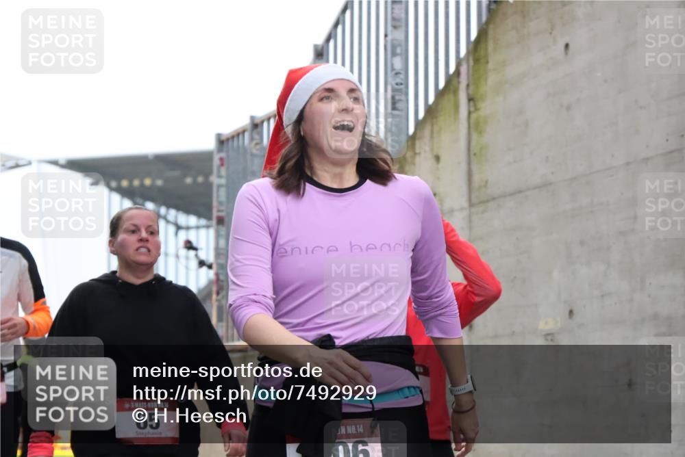 08.12.2024 - St. Pauli X-Mass-Run No. 14 H.Heesch http://msf.ph/oto/7492929 08.12.2024 10:06:26 Ziel 65, 175, 1068, 1243, 2474, 3006, 3115, 3184, 40, 65, 1013, 1016, 1232, 1563, 3006 meine-sportfotos.de