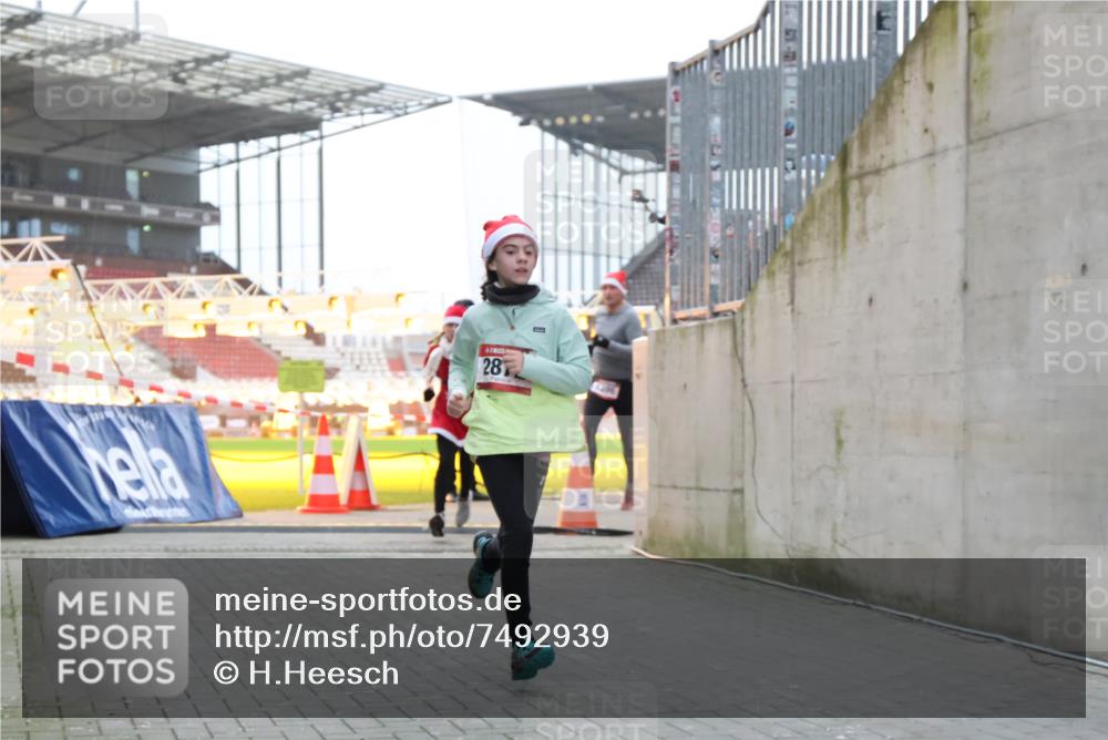 08.12.2024 - St. Pauli X-Mass-Run No. 14 H.Heesch http://msf.ph/oto/7492939 08.12.2024 09:58:29 Ziel 1532, 1789, 2872, 2934, 2943, 2944, 3092, 3171, 55, 1075, 1080, 1396, 1397, 2872 meine-sportfotos.de