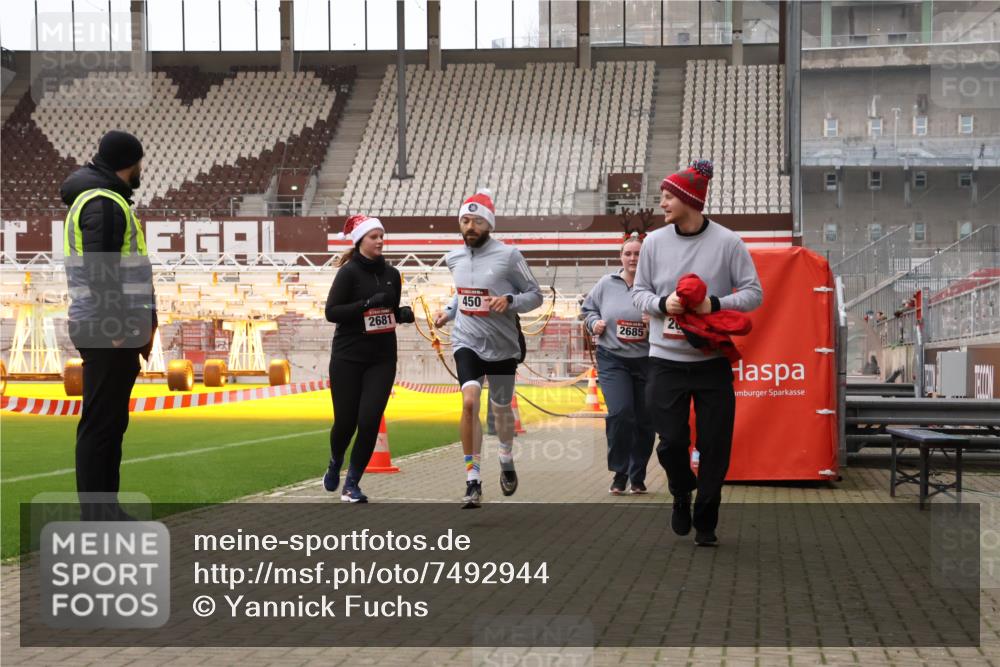 08.12.2024 - St. Pauli X-Mass-Run No. 14 Yannick Fuchs http://msf.ph/oto/7492944 08.12.2024 10:49:44 Ziel 450, 2681, 2684, 2685 meine-sportfotos.de