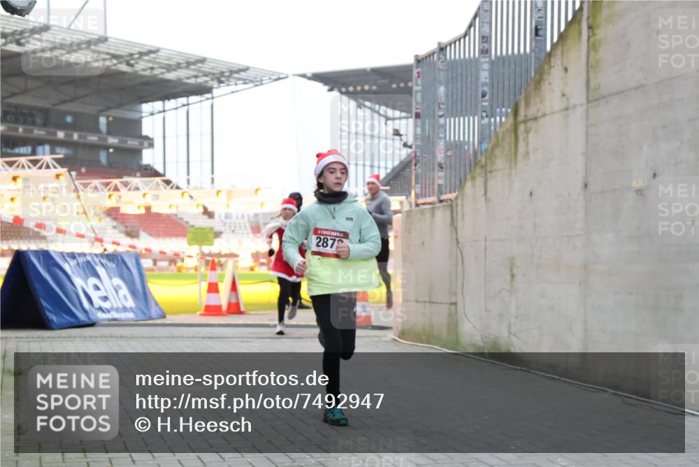 08.12.2024 - St. Pauli X-Mass-Run No. 14 H.Heesch http://msf.ph/oto/7492947 08.12.2024 09:58:29 Ziel 1532, 1789, 2872, 2934, 2943, 2944, 3092, 3171, 55, 1075, 1080, 1396, 1397, 2872 meine-sportfotos.de