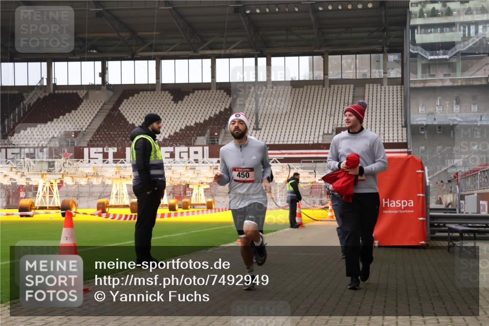 08.12.2024 - St. Pauli X-Mass-Run No. 14 Yannick Fuchs http://msf.ph/oto/7492949 08.12.2024 10:49:45 Ziel 450, 2681, 2684, 2685 meine-sportfotos.de