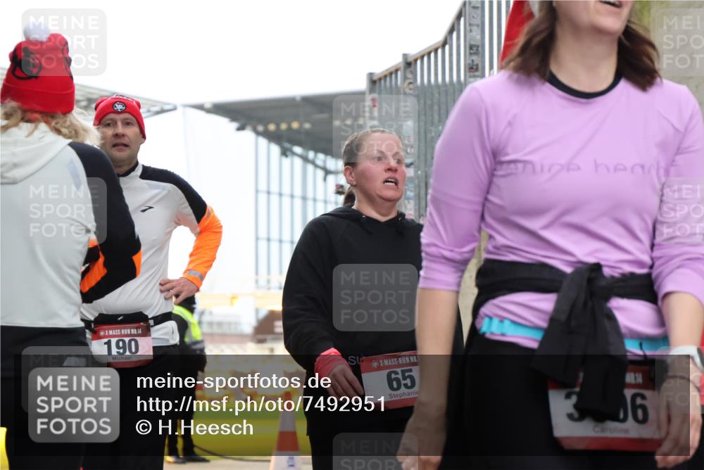 08.12.2024 - St. Pauli X-Mass-Run No. 14 H.Heesch http://msf.ph/oto/7492951 08.12.2024 10:06:27 Ziel 65, 175, 1068, 1232, 1243, 2474, 3006, 3115, 3184, 40, 65, 696, 1013, 1016, 1232, 1563, 3006 meine-sportfotos.de