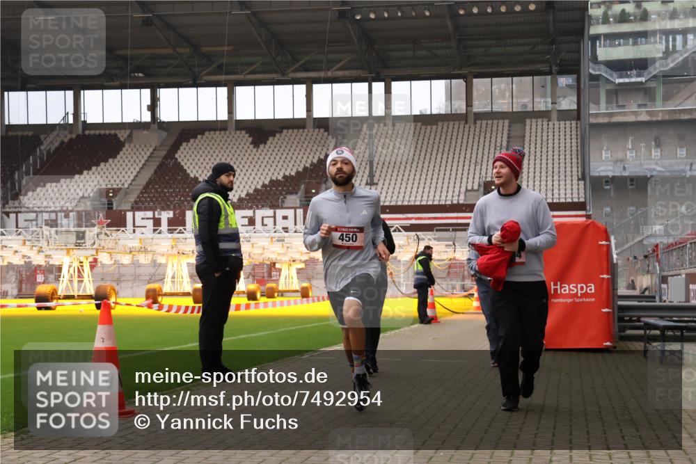 08.12.2024 - St. Pauli X-Mass-Run No. 14 Yannick Fuchs http://msf.ph/oto/7492954 08.12.2024 10:49:45 Ziel 450, 2681, 2684, 2685 meine-sportfotos.de