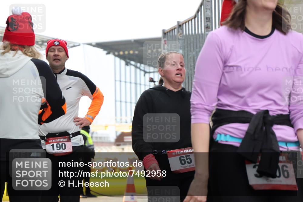 08.12.2024 - St. Pauli X-Mass-Run No. 14 H.Heesch http://msf.ph/oto/7492958 08.12.2024 10:06:27 Ziel 65, 175, 1068, 1232, 1243, 2474, 3006, 3115, 3184, 40, 65, 696, 1013, 1016, 1232, 1563, 3006 meine-sportfotos.de