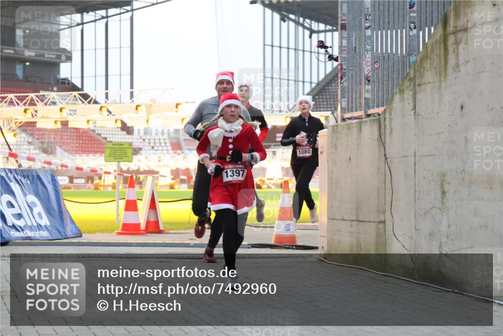 08.12.2024 - St. Pauli X-Mass-Run No. 14 H.Heesch http://msf.ph/oto/7492960 08.12.2024 09:58:30 Ziel 1532, 1789, 2872, 2934, 2943, 2944, 3092, 3171, 55, 880, 1075, 1080, 1396, 1397, 2872 meine-sportfotos.de