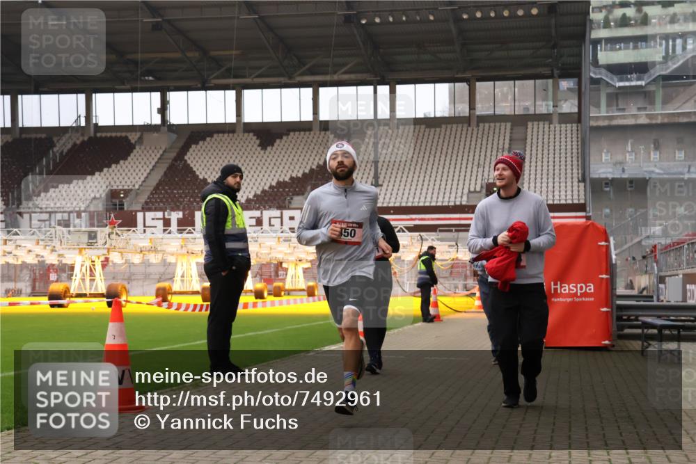 08.12.2024 - St. Pauli X-Mass-Run No. 14 Yannick Fuchs http://msf.ph/oto/7492961 08.12.2024 10:49:46 Ziel 450, 2681, 2684, 2685 meine-sportfotos.de