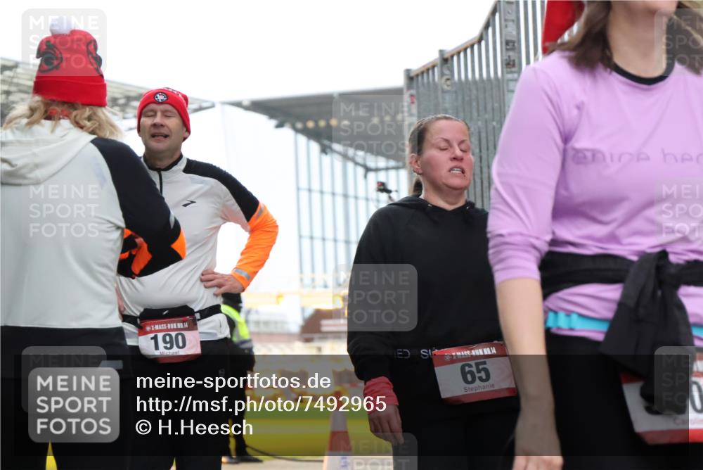 08.12.2024 - St. Pauli X-Mass-Run No. 14 H.Heesch http://msf.ph/oto/7492965 08.12.2024 10:06:27 Ziel 65, 175, 1068, 1232, 1243, 2474, 3006, 3115, 3184, 40, 65, 696, 1013, 1016, 1232, 1563, 3006 meine-sportfotos.de