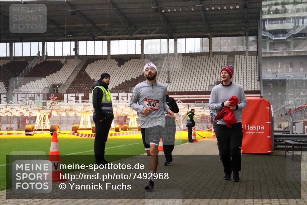08.12.2024 - St. Pauli X-Mass-Run No. 14 Yannick Fuchs http://msf.ph/oto/7492968 08.12.2024 10:49:46 Ziel 450, 2681, 2684, 2685 meine-sportfotos.de