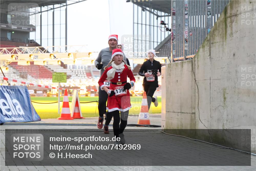 08.12.2024 - St. Pauli X-Mass-Run No. 14 H.Heesch http://msf.ph/oto/7492969 08.12.2024 09:58:31 Ziel 1789, 2872, 2934, 2943, 2944, 3092, 3171, 55, 880, 1075, 1080, 1396, 1397, 2872 meine-sportfotos.de