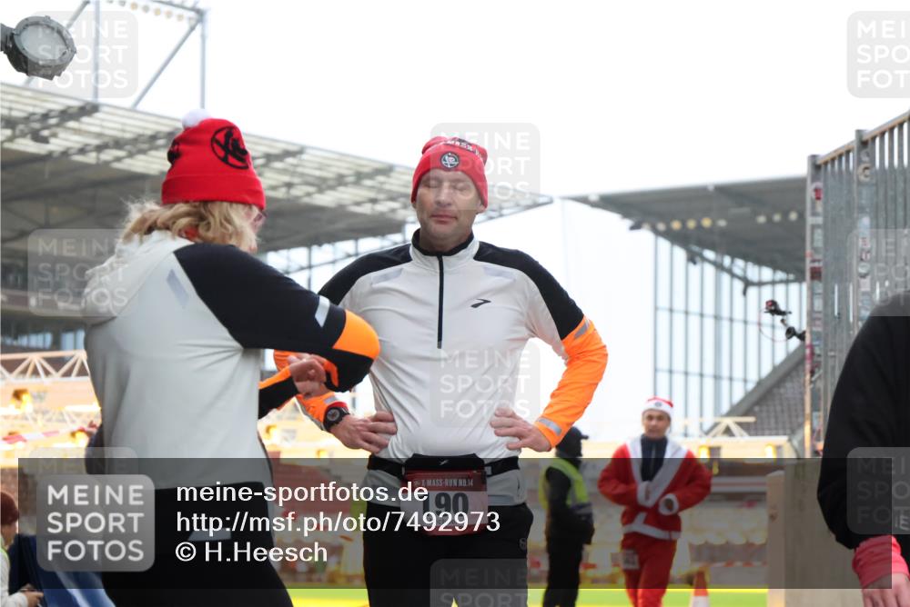 08.12.2024 - St. Pauli X-Mass-Run No. 14 H.Heesch http://msf.ph/oto/7492973 08.12.2024 10:06:28 Ziel 65, 175, 1068, 1232, 1243, 2474, 3006, 3184, 40, 696, 1013, 1016, 1232, 1563 meine-sportfotos.de