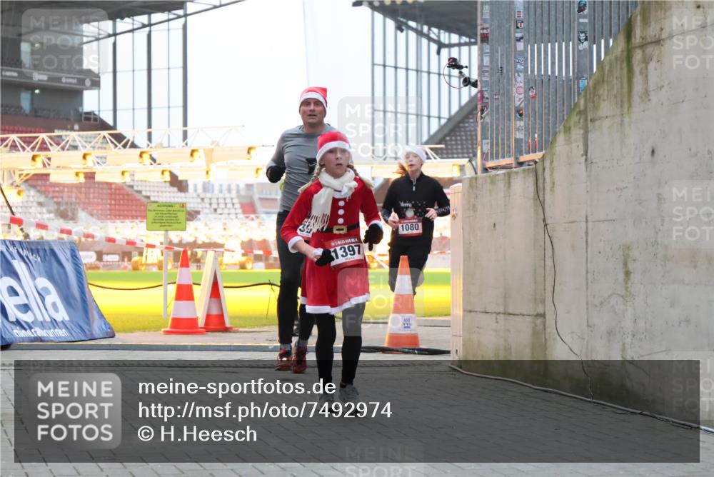 08.12.2024 - St. Pauli X-Mass-Run No. 14 H.Heesch http://msf.ph/oto/7492974 08.12.2024 09:58:31 Ziel 1789, 2872, 2934, 2943, 2944, 3092, 3171, 55, 880, 1075, 1080, 1396, 1397, 2872 meine-sportfotos.de