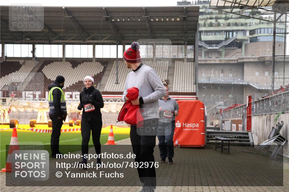 08.12.2024 - St. Pauli X-Mass-Run No. 14 Yannick Fuchs http://msf.ph/oto/7492976 08.12.2024 10:49:47 Ziel 450, 2681, 2684, 2685 meine-sportfotos.de
