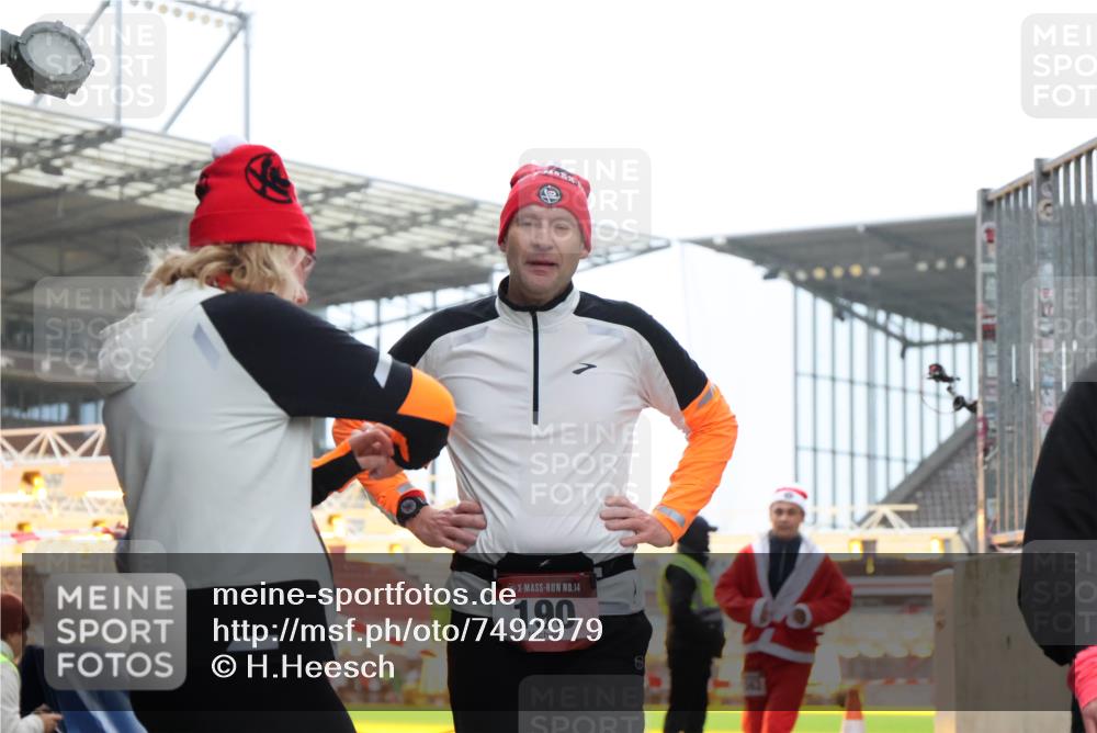 08.12.2024 - St. Pauli X-Mass-Run No. 14 H.Heesch http://msf.ph/oto/7492979 08.12.2024 10:06:28 Ziel 65, 175, 1068, 1232, 1243, 2474, 3006, 3184, 40, 696, 1013, 1016, 1232, 1563 meine-sportfotos.de