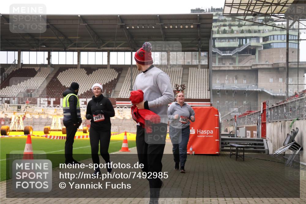 08.12.2024 - St. Pauli X-Mass-Run No. 14 Yannick Fuchs http://msf.ph/oto/7492985 08.12.2024 10:49:47 Ziel 450, 2681, 2684, 2685 meine-sportfotos.de