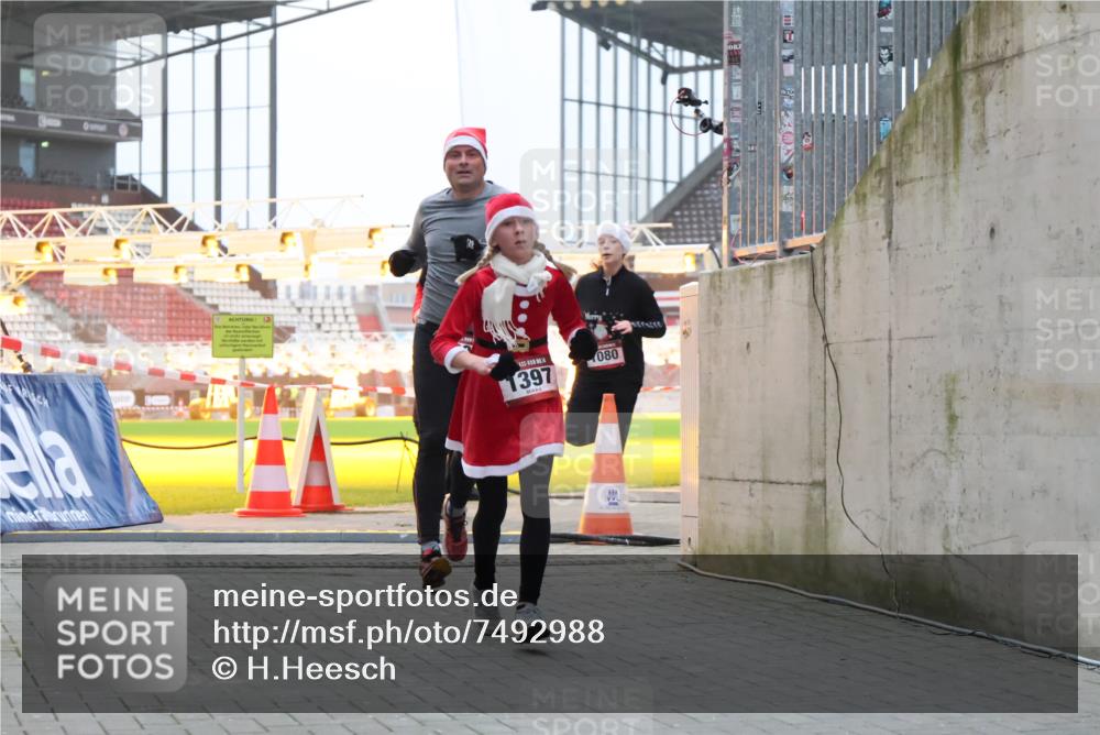 08.12.2024 - St. Pauli X-Mass-Run No. 14 H.Heesch http://msf.ph/oto/7492988 08.12.2024 09:58:31 Ziel 1789, 2872, 2934, 2943, 2944, 3092, 3171, 55, 880, 1075, 1080, 1396, 1397, 2872 meine-sportfotos.de