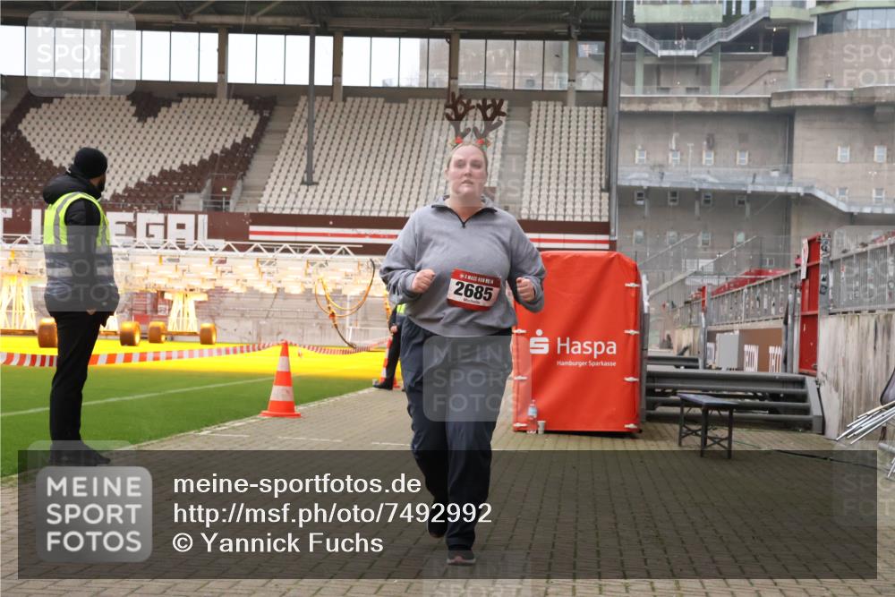 08.12.2024 - St. Pauli X-Mass-Run No. 14 Yannick Fuchs http://msf.ph/oto/7492992 08.12.2024 10:49:49 Ziel 450, 2681, 2684, 2685 meine-sportfotos.de